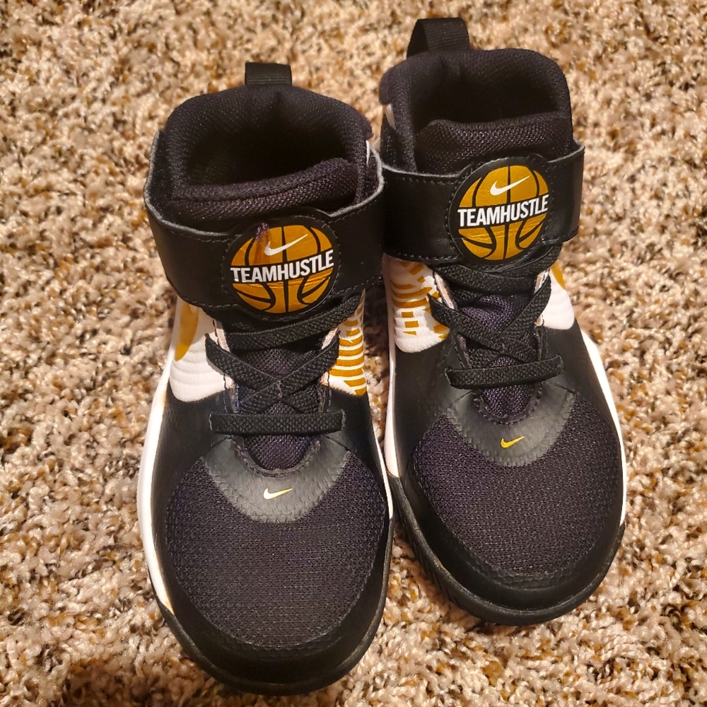 Nike hustle shoes